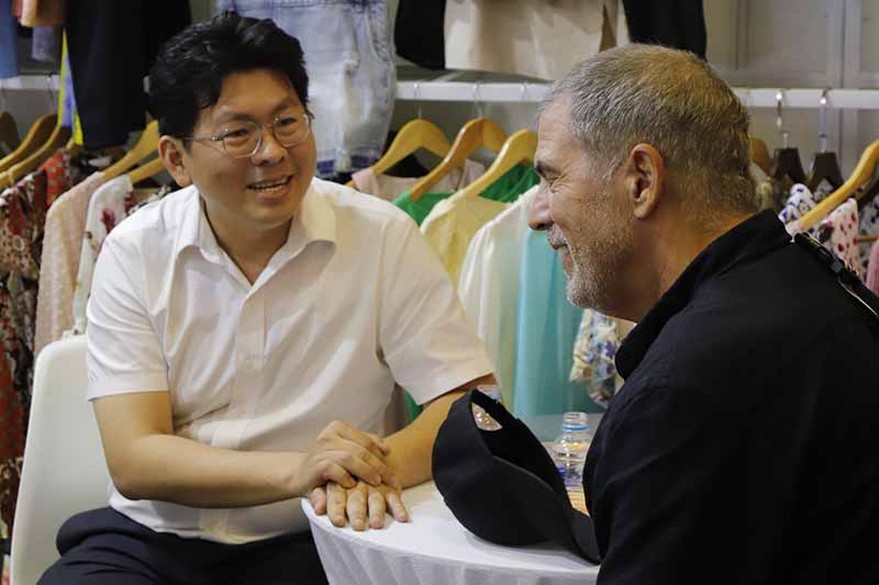 CEO-Dave-Quach-and-cus