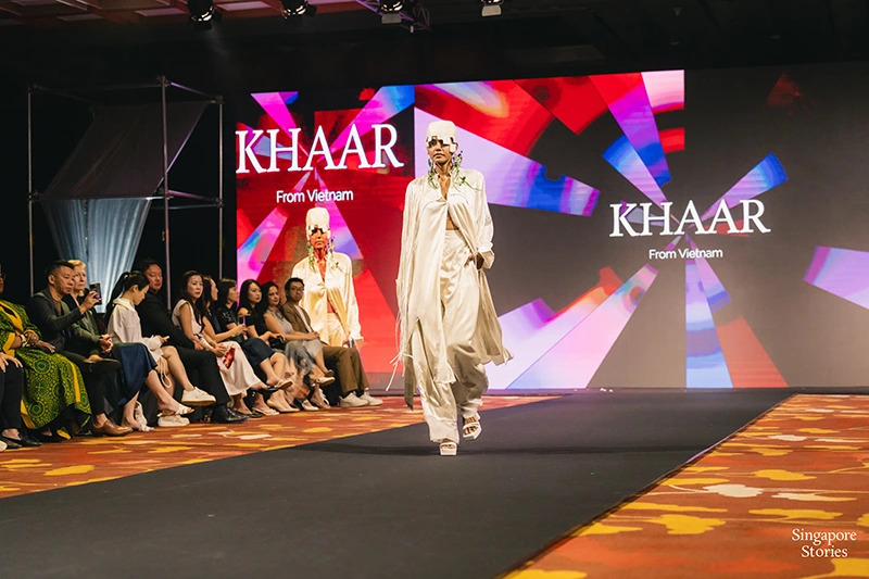 Miss Universe Singapore 2019 - Mohana Prabha diện thiết kế màu trắng ngà mềm mại trong BST “RICE Rise From Fields to Pixels” tại Singapore Stories Fashion Show 2025.