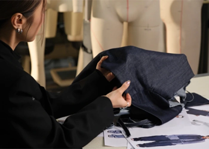 Nhà thiết kế Jason Ying và các dòng denim thế hệ mới có trọng lượng nhẹ hơn, mềm hơn và phù hợp với xu hướng “comfort luxury”.